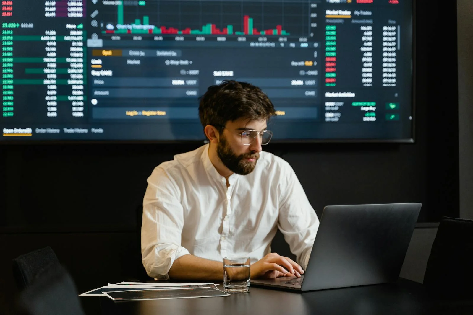 A healthcare-finance leader reviewing population spend and outcomes on a performance dashboard.